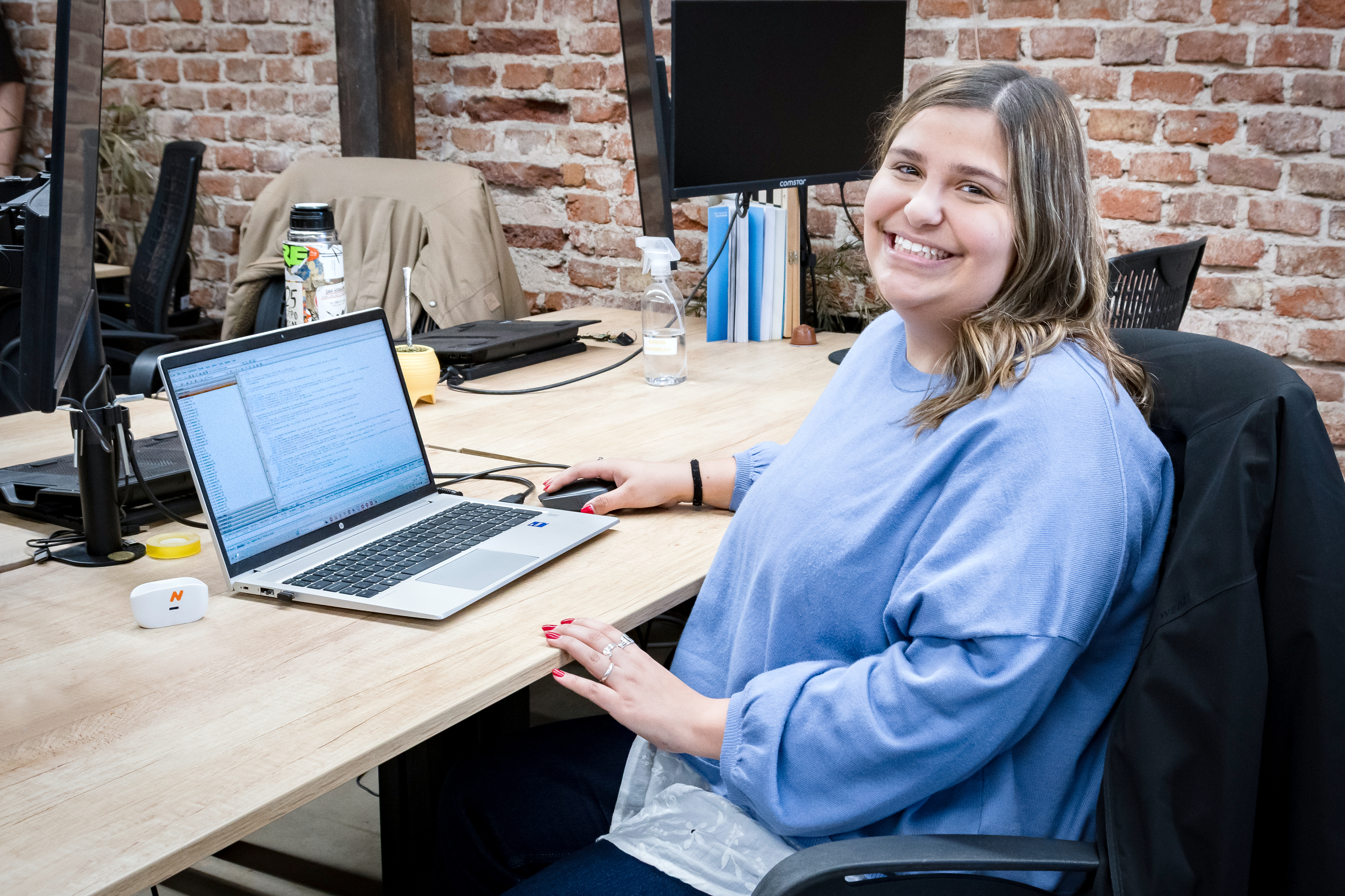 Josefina mirando a la cámara en su desk