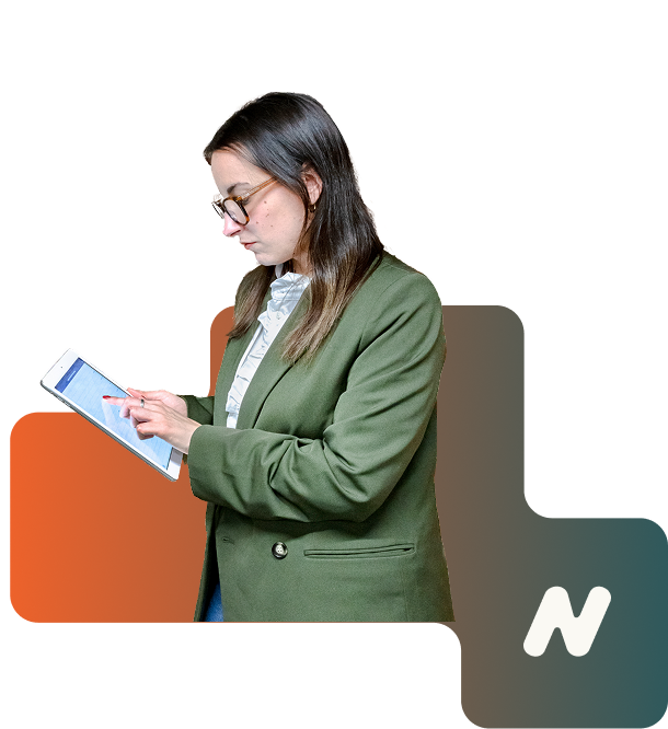 Persona usando Nodum en tablet