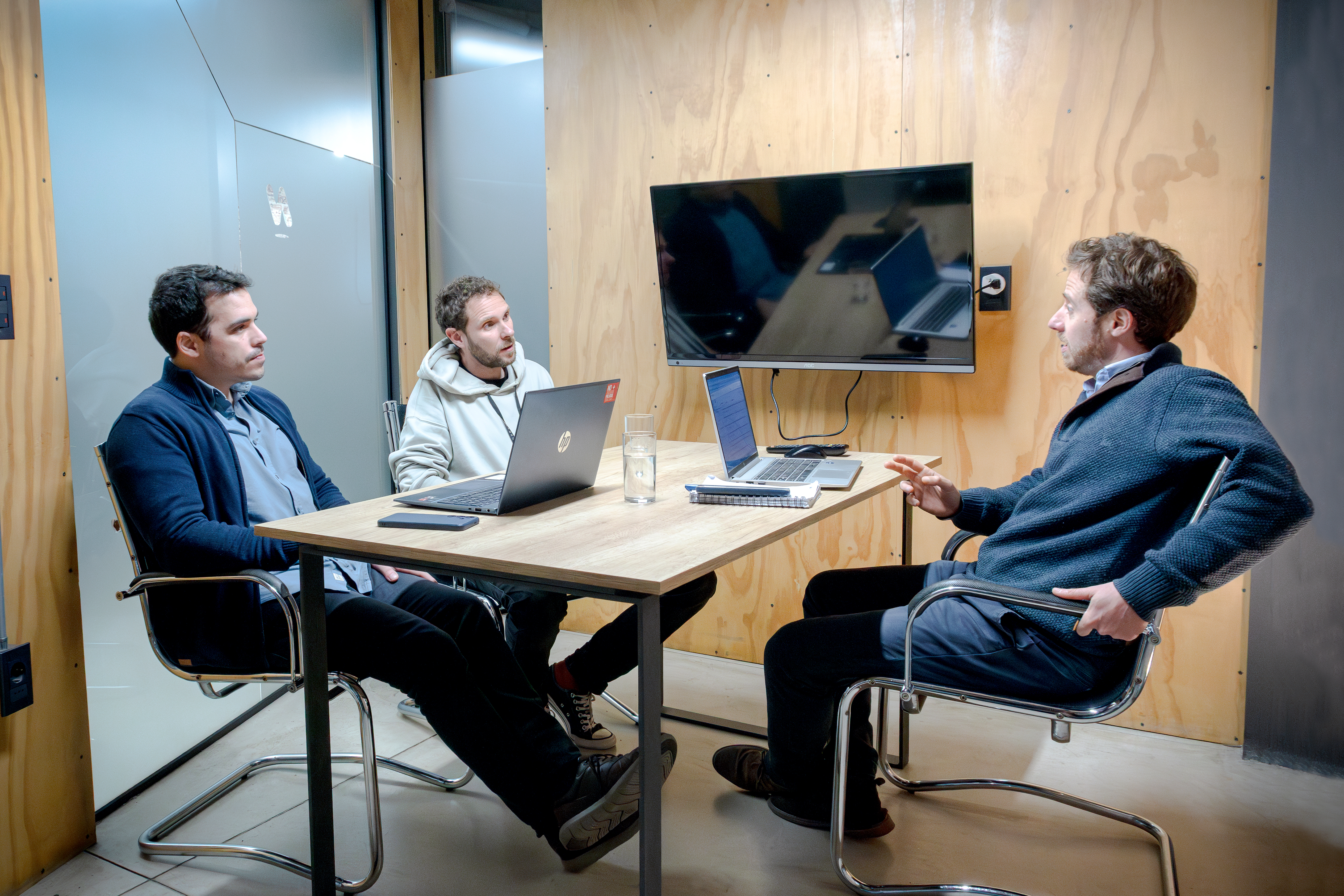 tres hombres teniendo una reunión de negocios